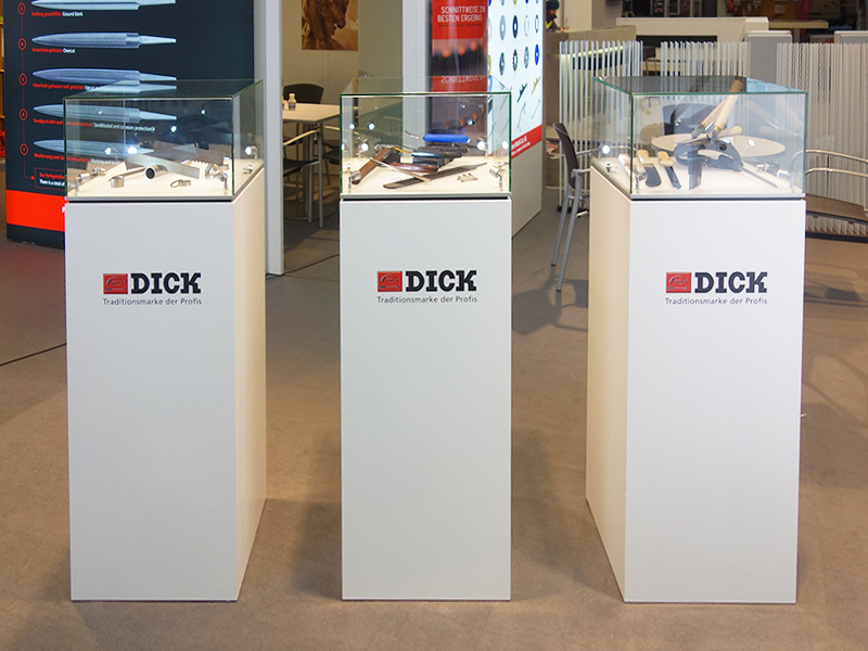 Vitrine mit Glashaube auf Unterbau