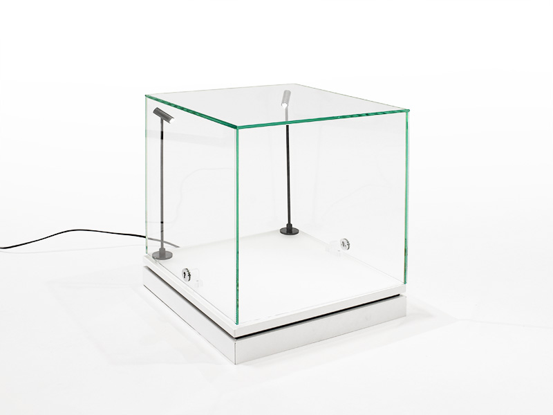 Tischvitrine mit Beleuchtung und Glashaube